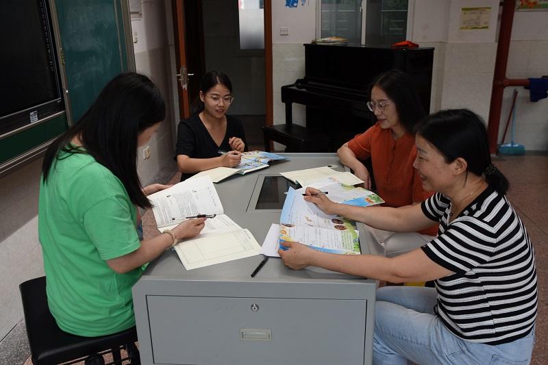 集体备课1.JPG 集体备课1.JPG