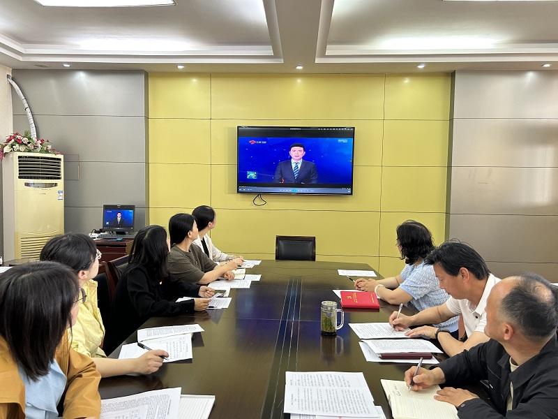 观看警示教育大会2.JPG 观看警示教育大会2.JPG