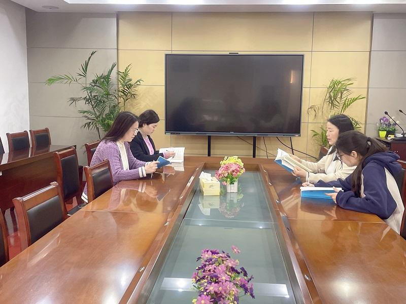 学习新课标.jpg 学习新课标.jpg