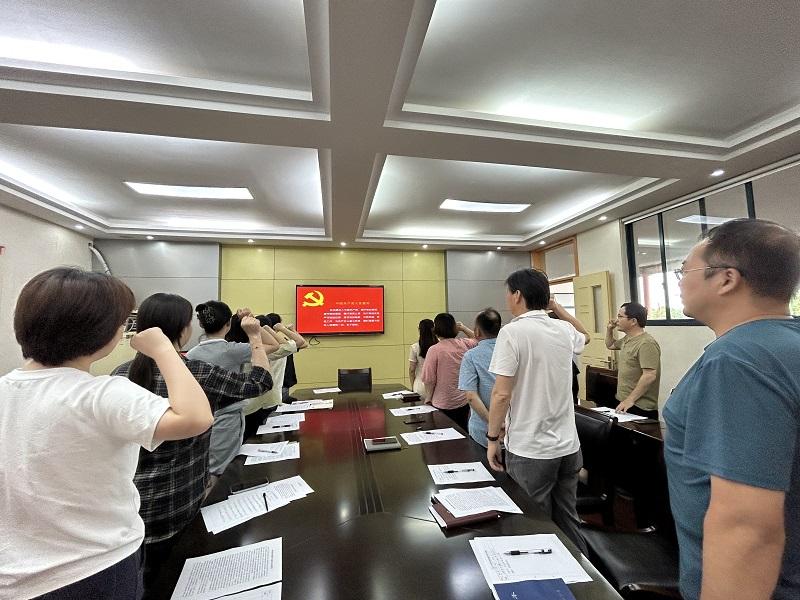 重温入党誓词2.JPG 重温入党誓词2.JPG