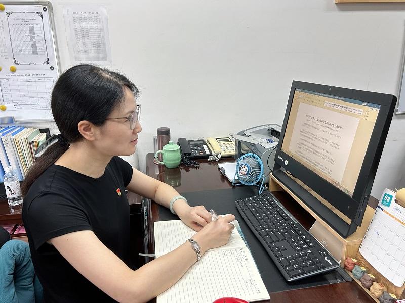 党员教师自主学习.jpg 党员教师自主学习.jpg