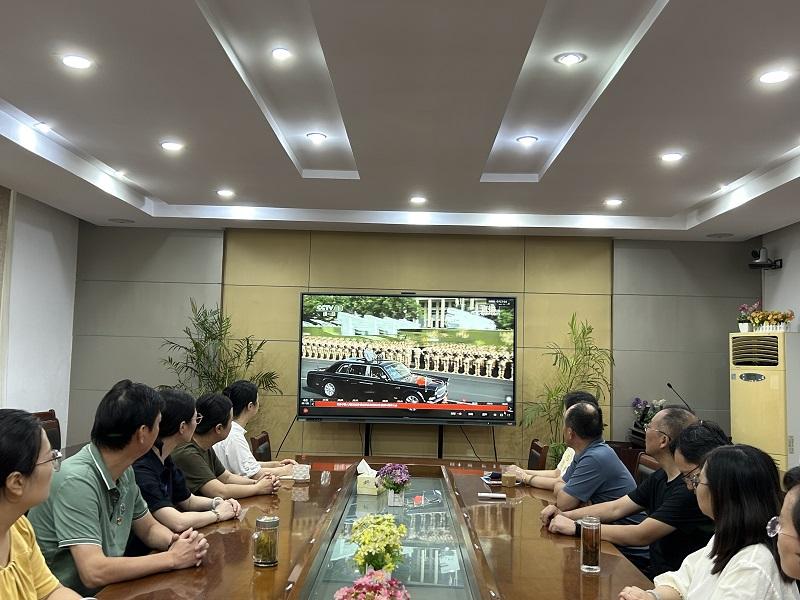 党员教师观看直播.JPG 党员教师观看直播.JPG