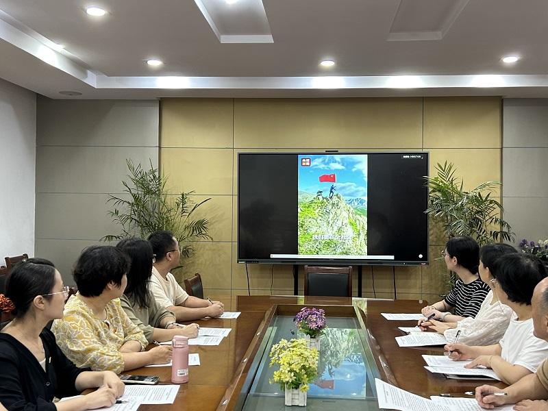 党员教师观看时政微视频.JPG 党员教师观看时政微视频.JPG