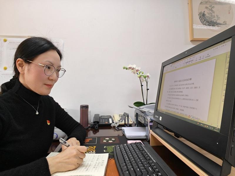 党员教师自主学习照片1.jpg
