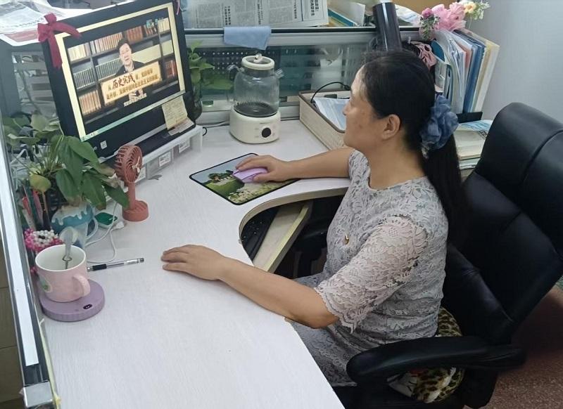 党员教师观看视频2.jpg